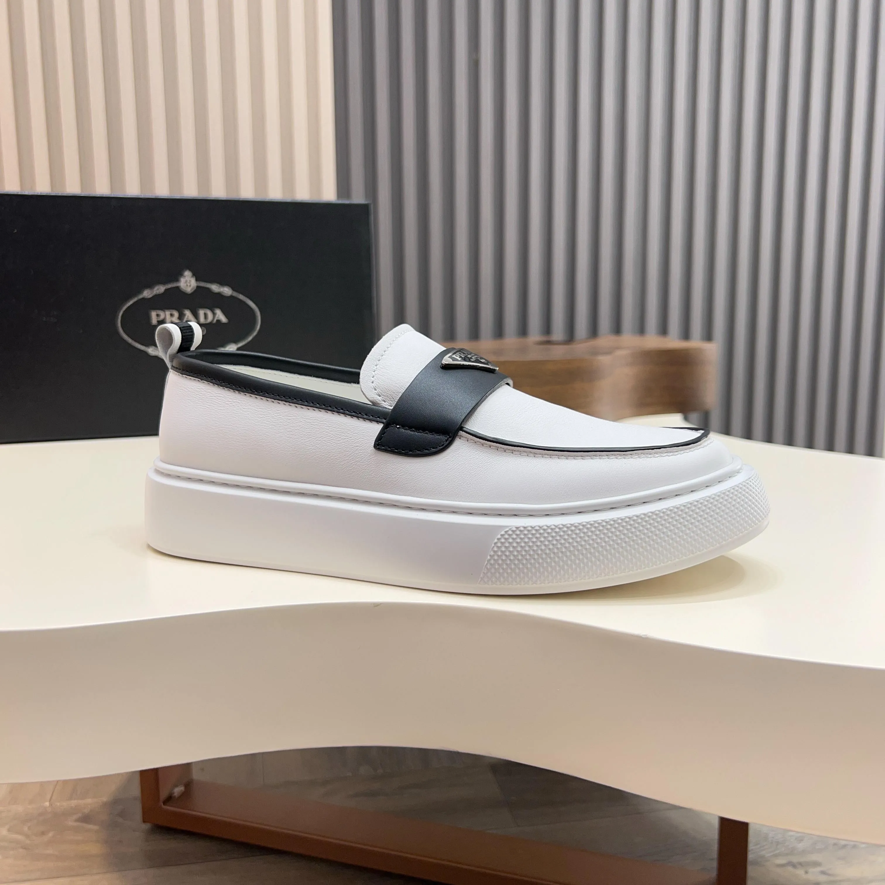 💰740 Thick-soled trendy brand (Prada) mainly promotes popular models, avant-garde and versatile fashionable men's shoes, private version molding, cowhide splicing 1:1 replica... fashionable, simple, elegant, more eye-catching and more classy, ​​it will subvert the old idea, a must-have for fashionistas who want to spend time with you! Must keep it! Tall and comfortable outsole, high-end quality workmanship. @ Code number: 39-44 38 45 can be ordered. Multiple colors are available.